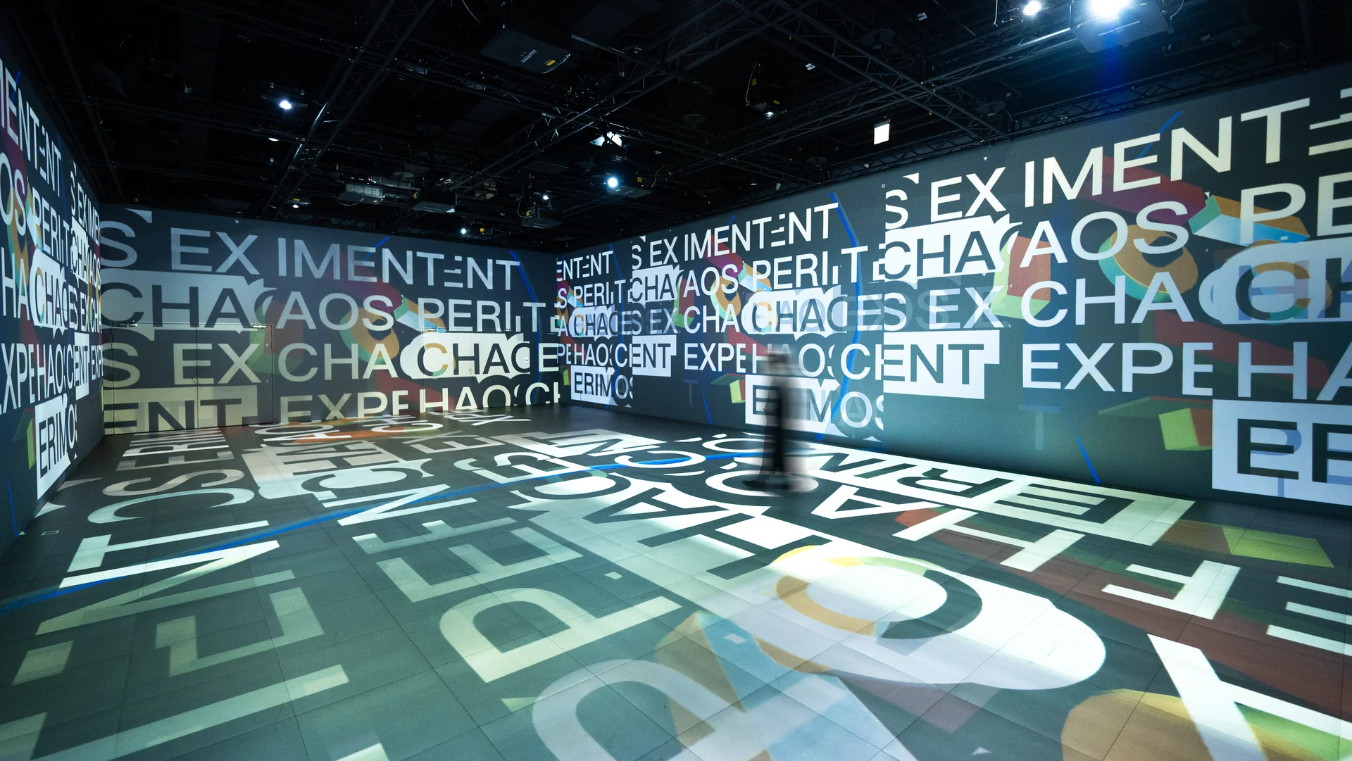 混沌實驗室，CHAOS EXPERIMENT 字牆鋪滿五面