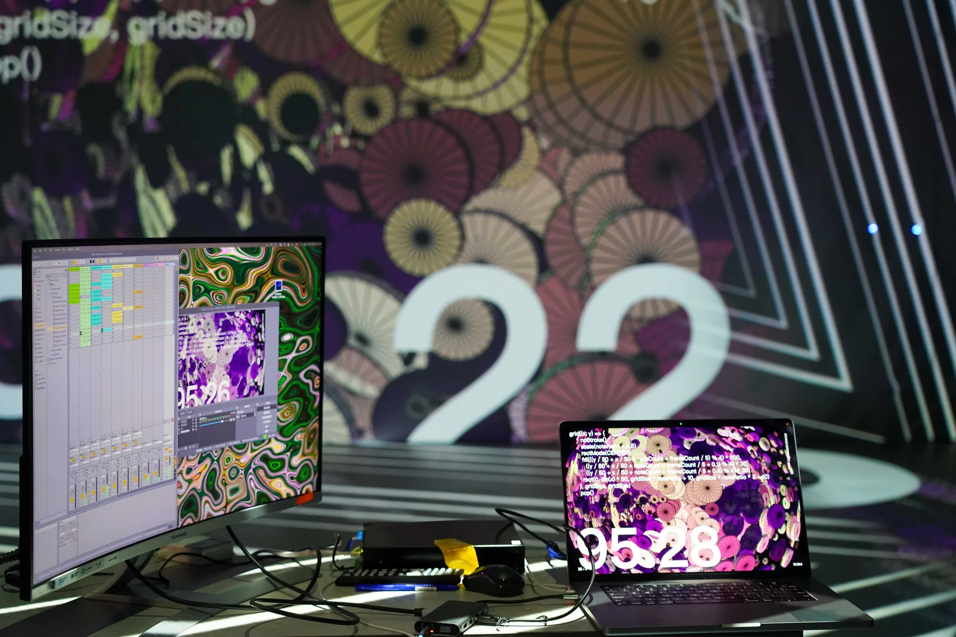 控台特寫：MIDI 鍵盤與筆電，牆上是計數器