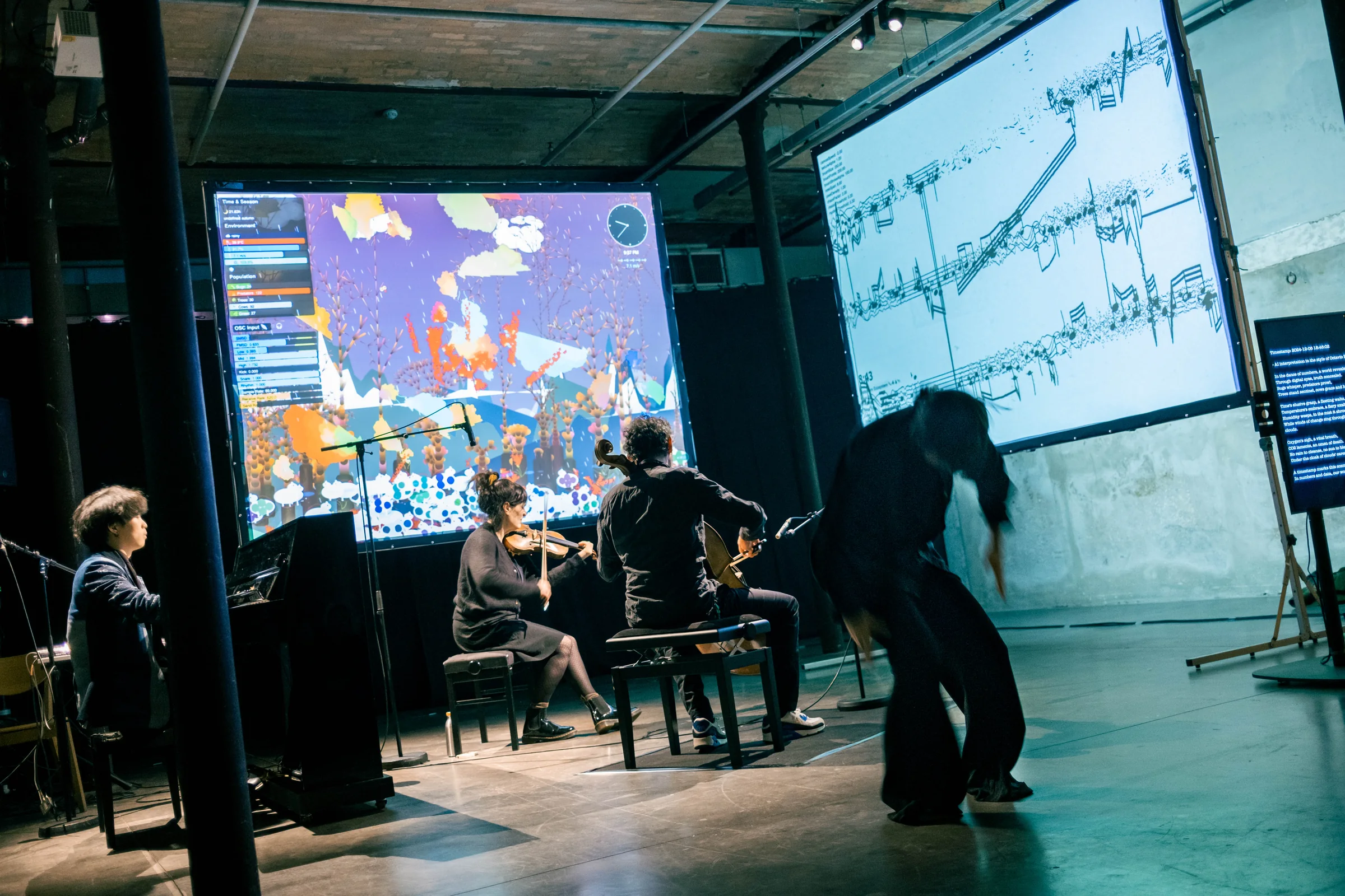 Les Ecuries in Paris: the L-shaped screen, ecosystem on the left, score on the right, three musicians and a dancer