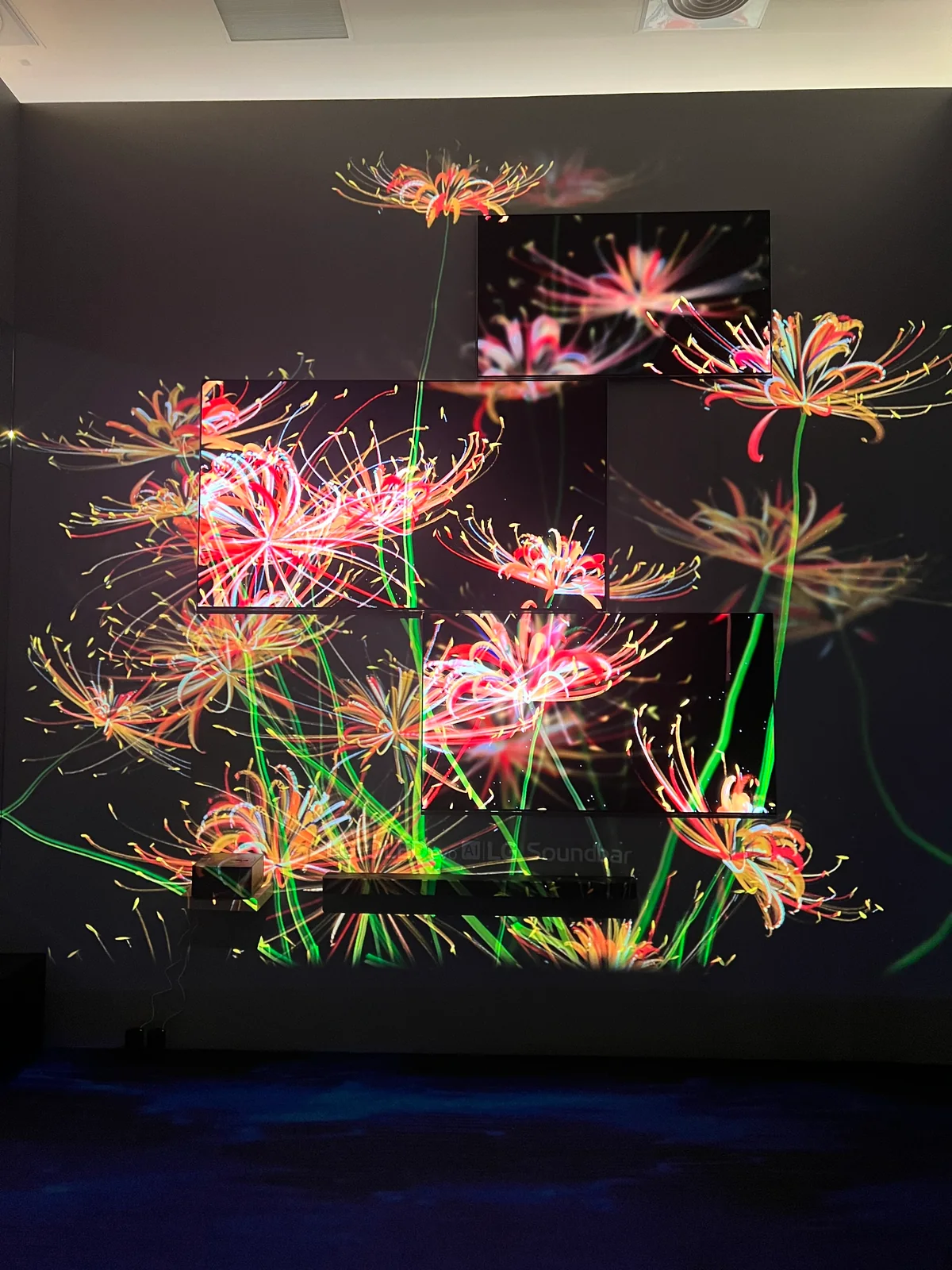 The offset screens and spider lilies in the exhibition room