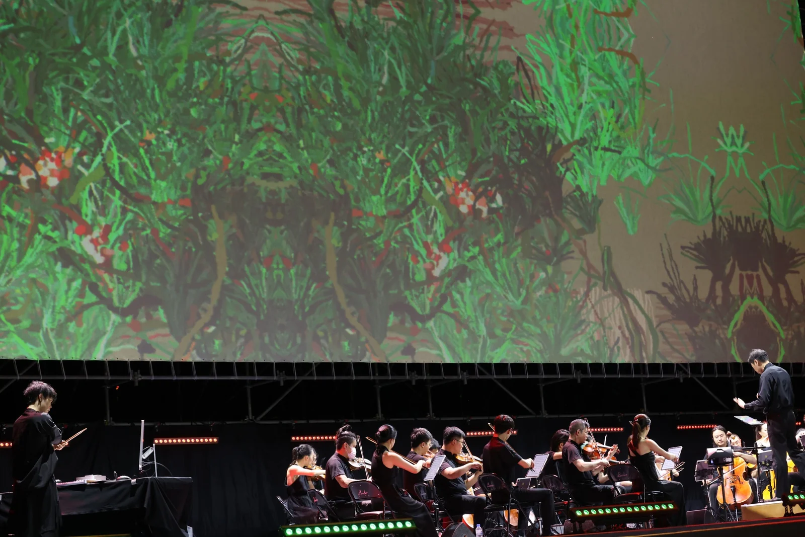 Makatau Rhapsody, grass and flowers filling the screen, Che-Yu Wu and his console on the left