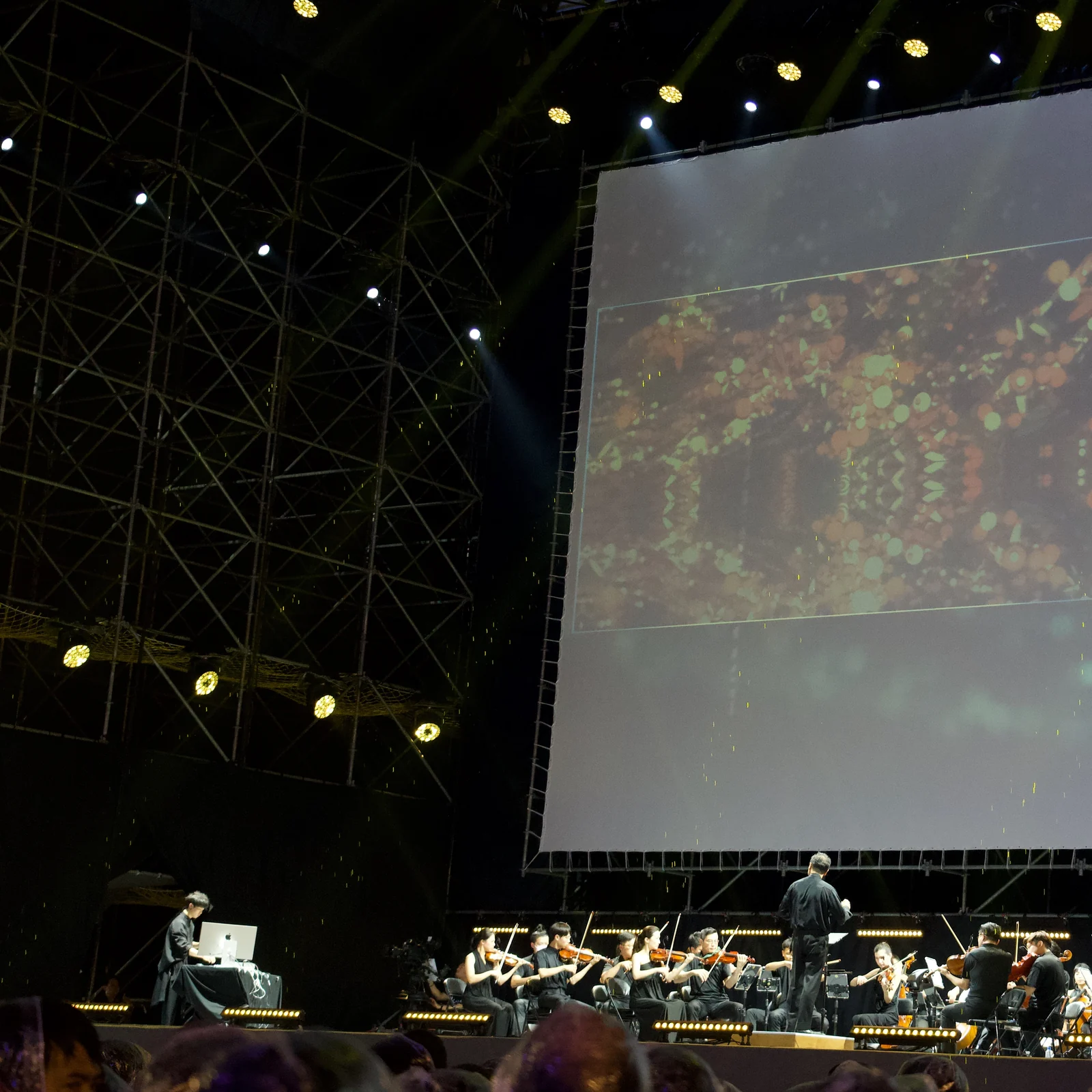 The performance on 29 June: Che-Yu Wu at the console, the conductor and orchestra, generated images on the screen