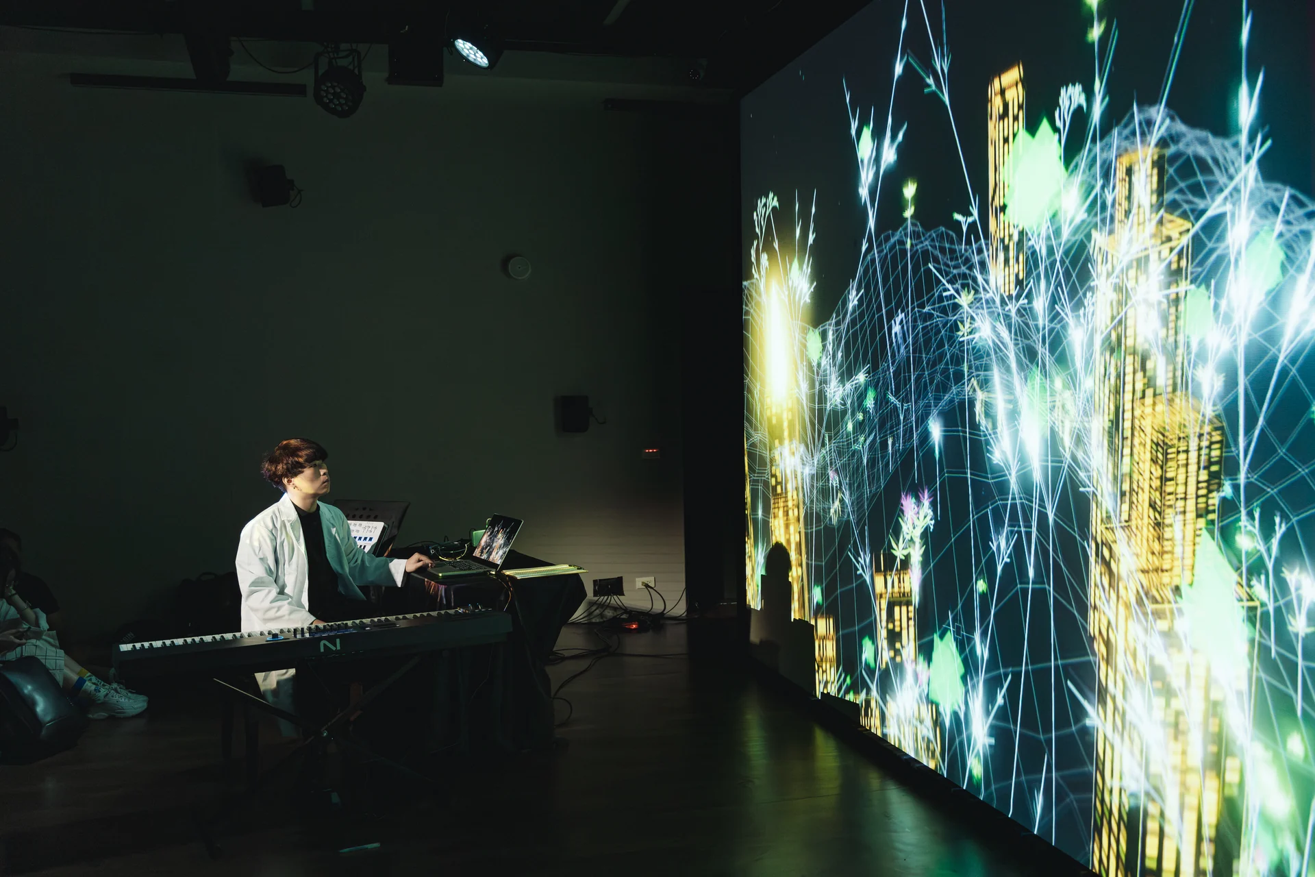 The performer in a white coat at the piano, a golden city on the wall